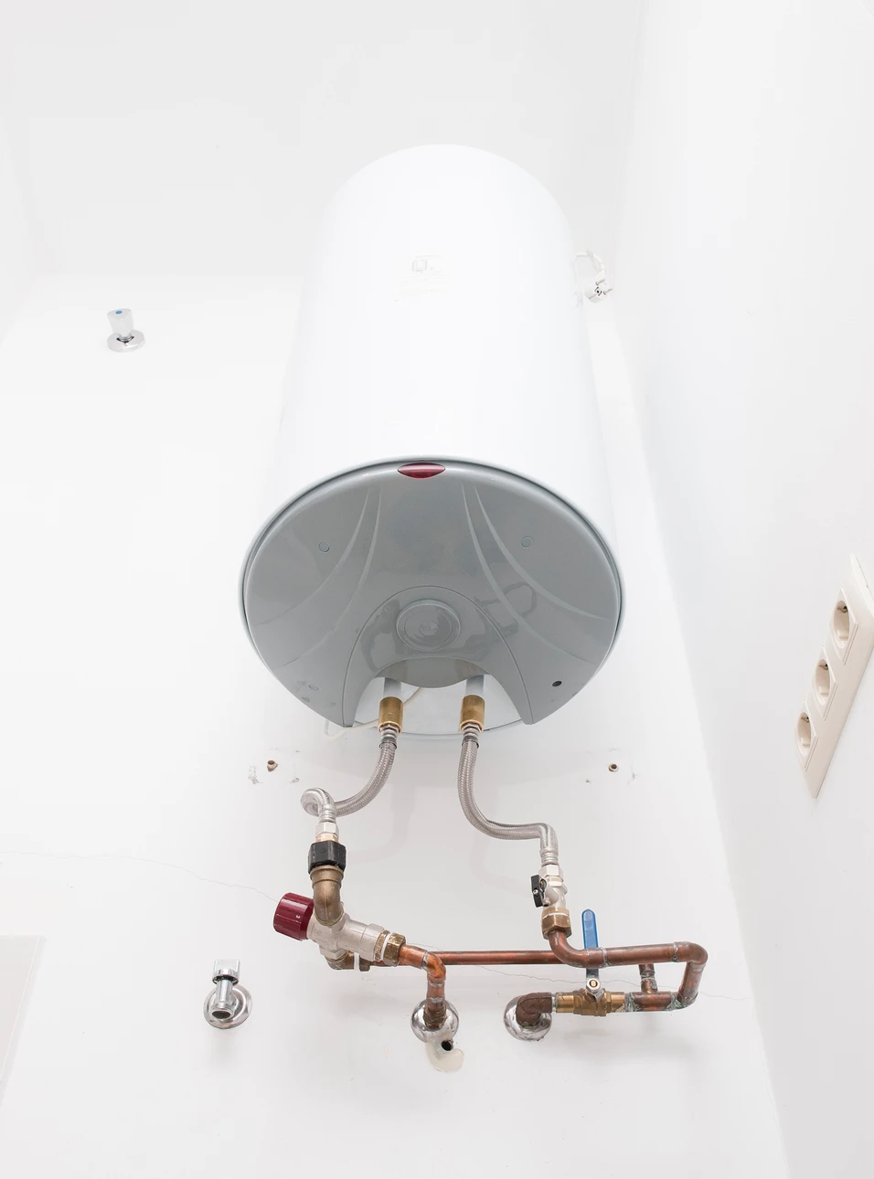 Intérieur résidentiel avec radiateur en fonte blanc monté au mur