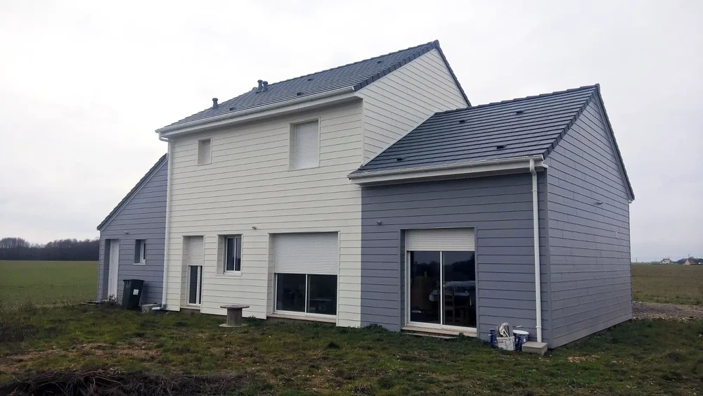 Maison individuelle contemporaine en construction ou récemment achevée, située en zone rurale