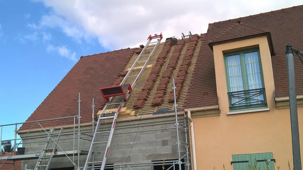 Chantier de rénovation de toiture en cours sur maison résidentielle