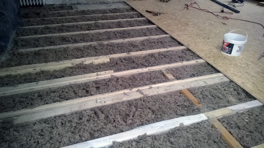 Chantier de construction résidentielle en extérieur avec dalle béton en cours de réalisation