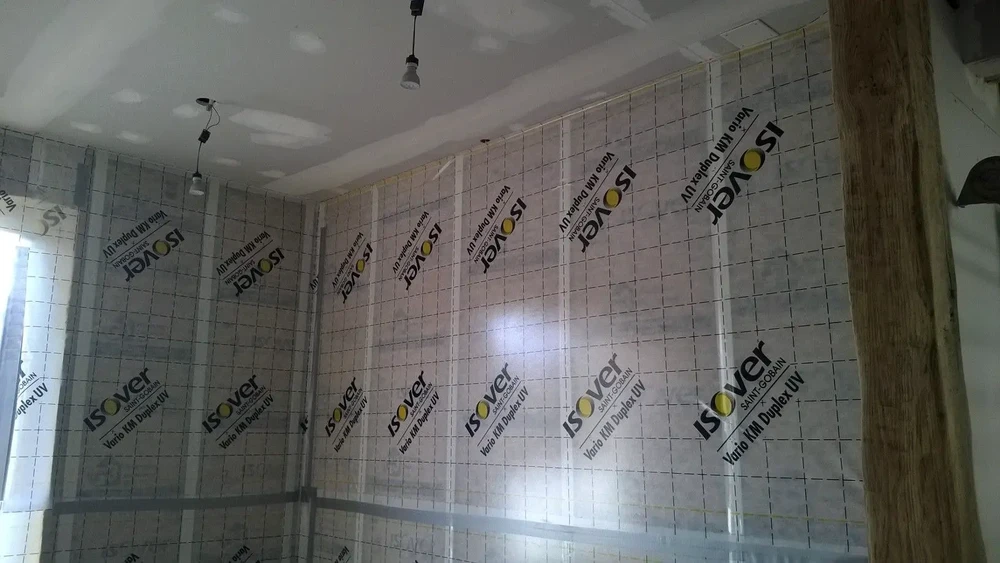 Réunion d'affaires dans bureau moderne avec deux hommes analysant des données financières