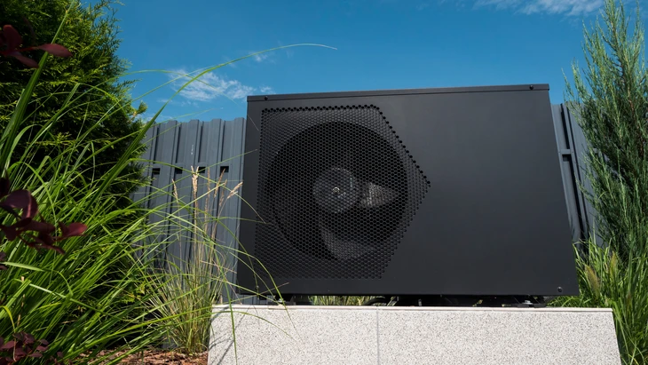 Intérieur d'atelier avec ensemble de composants de plomberie et raccordement hydraulique disposés sur surface blanche