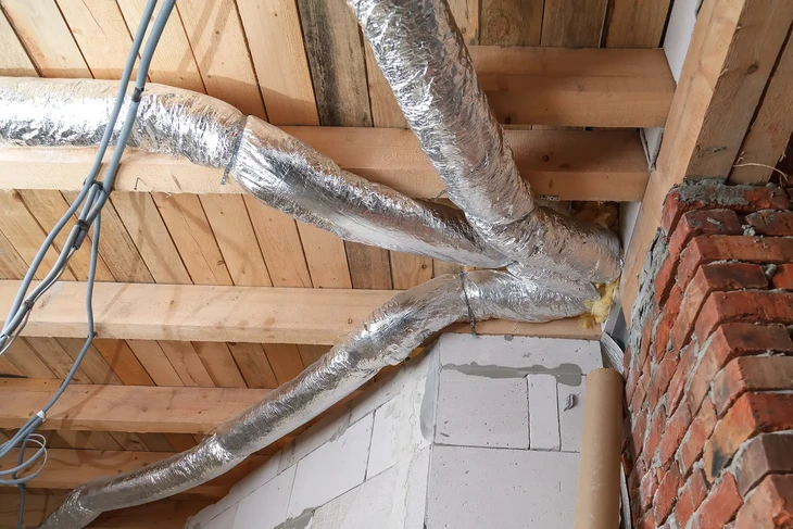 Intérieur de cuisine professionnelle avec système d'extraction