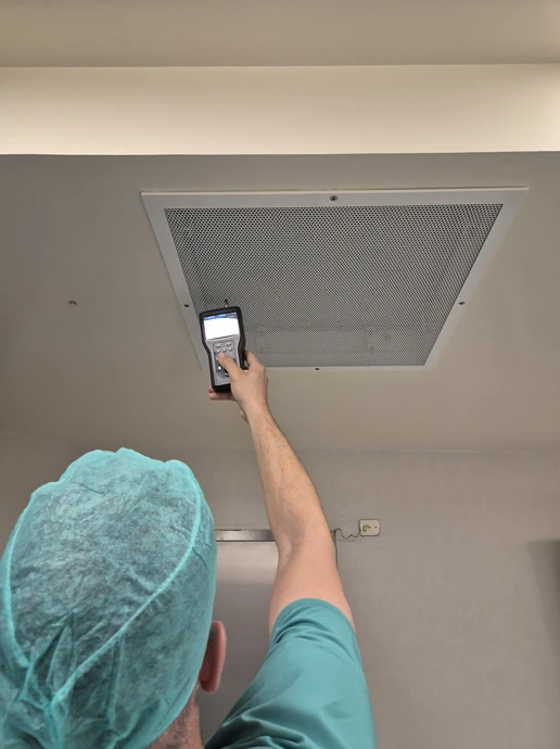 Scène intérieure montrant une personne effectuant la lecture d'un compteur de gaz domestique modèle BK-G4 Elster