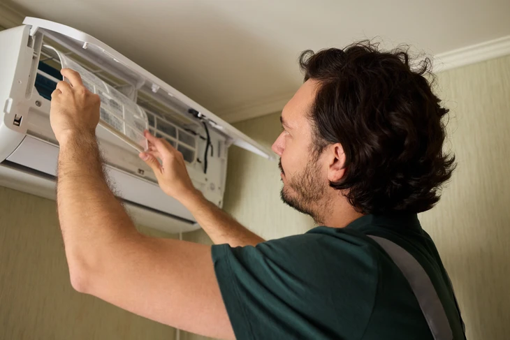 Lavage de dents et autres produits d'hygiène bucco-dentaire sur une table en bois blanc dans la salle de bains