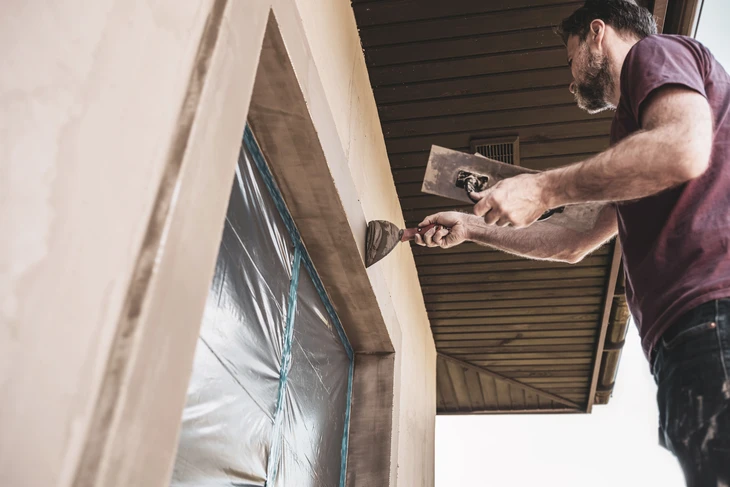 Scène d'intérieur montrant une surface de travail artisanale avec traces d'usage intensif