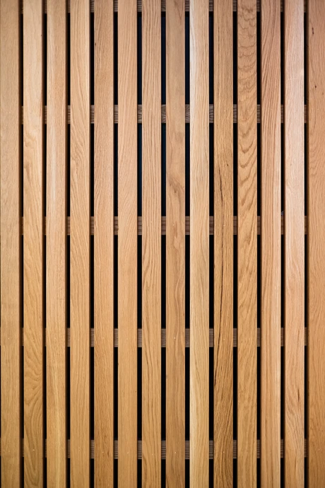 Mur extérieur en bardage bois peint blanc cassé, composé de planches horizontales à emboîtement