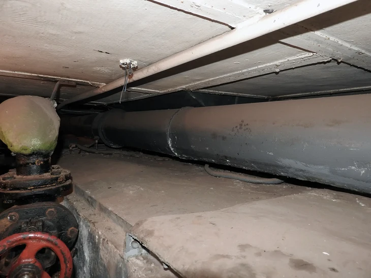 Piscine avec couverture de terre et isolation