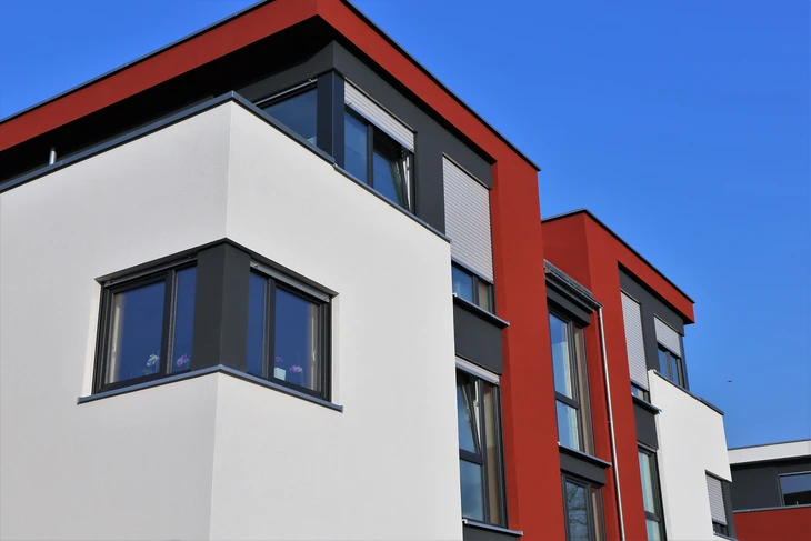 Façade d'immeuble moderne vue en contre-plongée sous ciel bleu