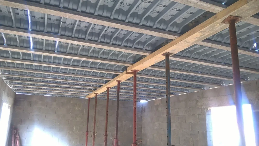 Intérieur domestique avec cheminée moderne en fonctionnement, flammes vives visibles