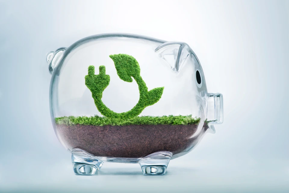 Maison moderne verte et blanche avec &eacute;tiquettes &eacute;nerg&eacute;tiques color&eacute;es de A &agrave; G